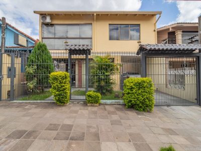 Casa à venda com 3 dormitórios, 229m² e 3 vagas no bairro Cavalhada, Zona Sul de Porto Alegre