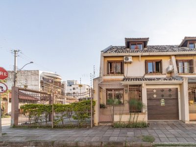 Casa à venda com 3 dormitórios, 170m² e 3 vagas no bairro Tristeza, Zona Sul de Porto Alegre