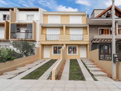 Casa à venda com 3 dormitórios, 133m² e 2 vagas no bairro Guarujá, Zona Sul de Porto Alegre