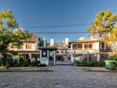 Casa em Condomínio à venda com 3 dormitórios, 254m² e 3 vagas no bairro Vila Assunção, Zona Sul de Porto Alegre