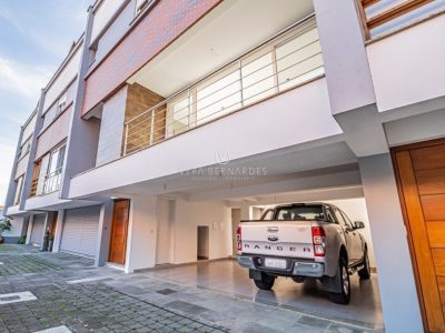 Casa em Condomínio à venda com 3 dormitórios, 233m² e 3 vagas no bairro Vila Assunção, Zona Sul de Porto Alegre