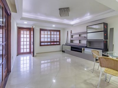 Casa à venda com 3 dormitórios, 180m² e 3 vagas no bairro Ipanema, Zona Sul de Porto Alegre