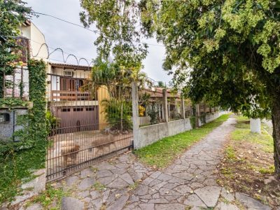 Casa à venda com 4 dormitórios, 249m² e 4 vagas no bairro Ipanema, Zona Sul de Porto Alegre