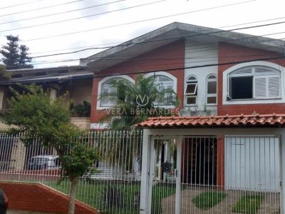 Casa à venda com 3 dormitórios, 242m² e 2 vagas no bairro Tristeza, Zona Sul de Porto Alegre